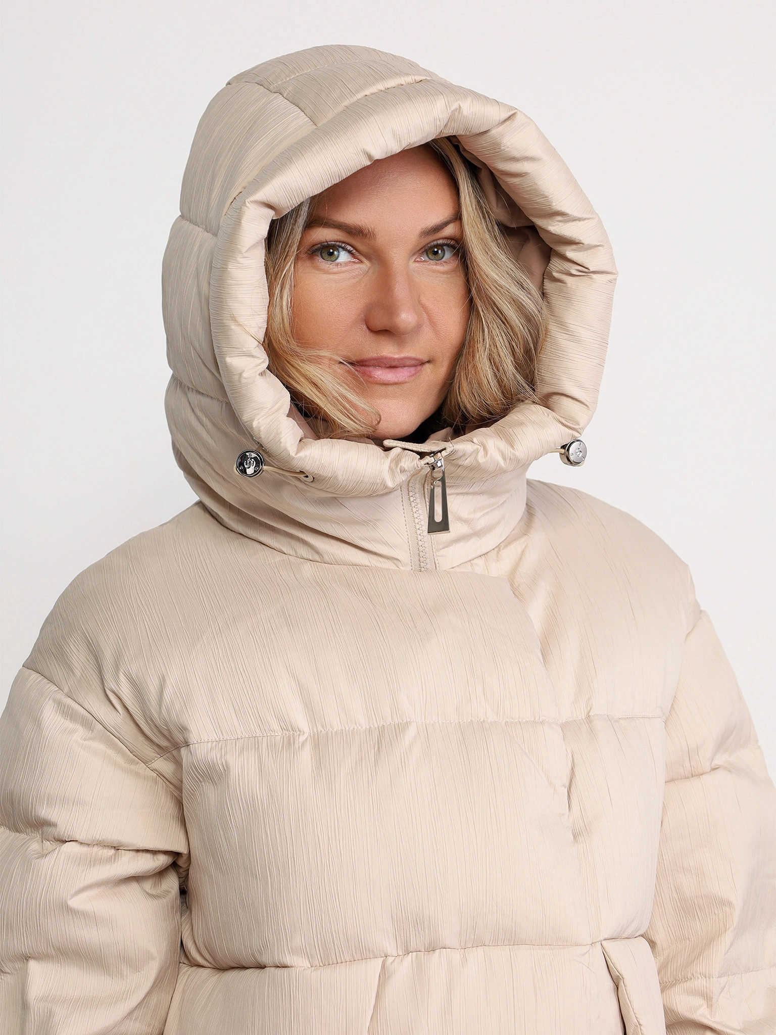 Пуховик бежевого цвета с капюшоном